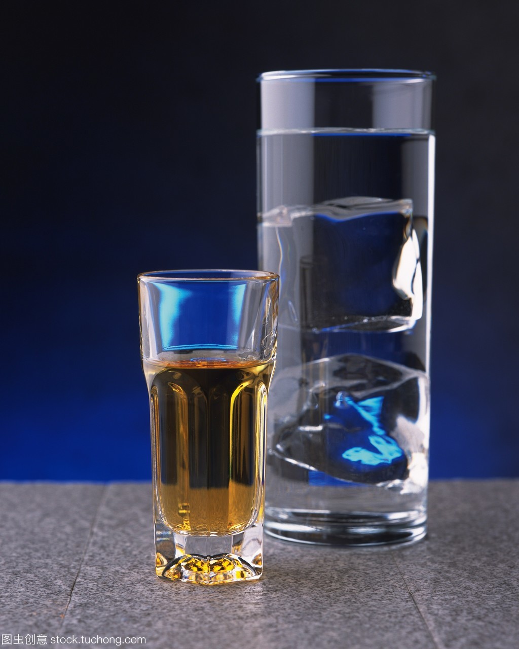 玻璃杯,含酒精飲料,飲食,兩個(gè),Beverage,Photography,Alcohol,Food and Drink,Glass,Small Group of Objects,Whiskey,棚拍,Chaser,Ice Cube,彩色圖片,正視圖,Water,Nobody,Eating and Drinking,Vertical,酒精,豎構(gòu)圖,酒類,無人,攝影,冰塊,威士忌,飲料,水,酒,組物體,物體,wine,group of items,object,美食蔬果